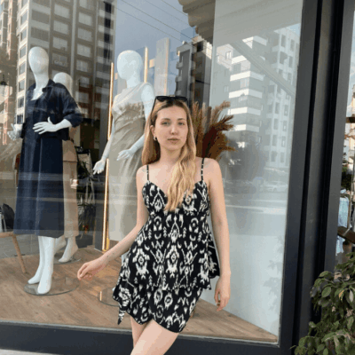 Siyah beyaz ince askılı şort takım giyen sarı saçlı kadın.