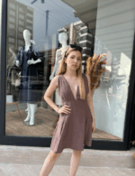 Derin V-Yaka Kahverengi Elbise giyen, sarı saçlı kadın.