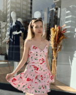 Kiraz desenli askılı crop takım giyen sarı saçlı kadın.