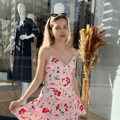 Kiraz desenli askılı crop takım giyen sarı saçlı kadın.